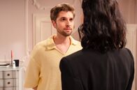 Sturm der Liebe – Henry (Elias Reichert, hinten) wird erfreut klar, dass Sophias (Krista Birkner, vorne) Plan in Gefahr ist.