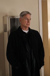 Navy CIS – Gemeinsam mit seinem Kollegen untersucht Gibbs (Mark Harmon) eine Verbindung zwischen einem toten Journalisten und einem Marineoffizier, während Ziva unerwarteten Besuch bekommt ...