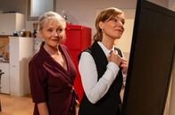 Sturm der Liebe – Katja (Isabell Stern, r. mit Sabine Werner, l.) schwebt im siebten Himmel, weil es mit Markus doch geklappt hat.
