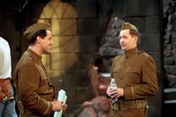 Friends – Joey Tribbiani (Matt LeBlanc, l.); Richard Crosby (Gary Oldman, r.)