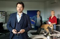 Steirertod – Sandra (Miriam Stein), Sascha (Hary Prinz) und Eva Merz (Eva Herzig) besprechen die vorhandenen Hinweise auf einen möglichen Serienmörder im Besprechungszimmer des LKA.