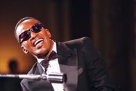 Ray – Ray Charles Robinson (Jamie Foxx) ist schwer vom Schicksal gebeutelt. Doch er besinnt sich ganz auf seine Stärken und avanciert in Los Angeles zum Superstar.