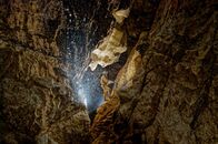 Das Riesending - 20.000 Meter unter der Erde – Ein Höhlenforscher steigt an einem Wasserfall in der Riesending-Schachthöhle hinab.