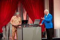 Heißmann + Rassau – Ob das wohl klappt? Die vermeintliche Urlaubsvertretung (Volker Heißmann, links) wird geduldig vom Call Center-Agent (Martin Rassau) eingearbeitet.