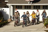 The Goldbergs – (v.li.) Jacob Hopkins (Chad Kremp), Kenny Ridwan (Dave Kim), Sean Giambrone (Adam Goldberg), Stephanie Katherine Grant (Emmy Mirsky), Natalie Alyn Lind (Dana Caldwell), Troy Gentile (Barry Goldberg), Hayley Orrantia (Erica Goldberg).