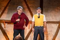 Comedy Scheune – v.l.n.r: Marcus Neuweiler (Die Gscheidles) mit einem Freiwilligen aus dem Publikum