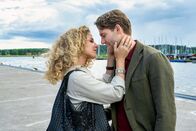 Inga Lindström: Hochzeitsfieber – Anton (Julian Bloedorn) und Ilvy (Laura Cuenca Serrano) wollen heiraten. Die bekannte schwedische Sängerin hat jedoch ganz genaue Vorstellungen, wie dieses Event die schönste Hochzeit der Welt werden soll.
