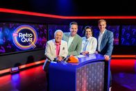 SRF Retro Quiz – (v.li.) Walter Andreas Müller, Moderator Sven Epiney, Maja Brunner und Reto Scherrer im SRF Retro Quiz