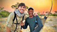 Durch die Wildnis mit Simon Reeve – Durch die Wildnis mit Simon Reeve Die Kalahari Simon Reeve mit San-Jäger Tui in der Kalahari Copyright: SRF/BBC/The Garden/Piers Leigh