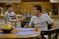 Two and a Half Men – Während Alan versucht Berta für den Haushalt zurückzugewinnen, soll Charlie (Charlie Sheen, r.) dafür Sorge tragen, dass Jake (Angust T. Jones, l.) ordentlich angezogen ist, wenn er von seiner Mutter abgeholt wird ...