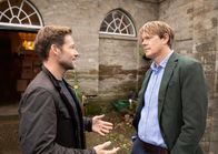 Beyond Paradise – Die Stimmung zwischen Humphrey (Kris Marshall, r.) und Archie (Jamie Bamber, l.) ist angespannt.
