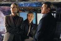 Castle – Eine Mitarbeiterin (Amanda Walsh, M.) des ermordeten Geisterjägers Jack Sinclair zeigt Castle (Nathan Fillion, r.) und Beckett (Stana Katic, l.), wie sie sich auf sie Suche nach Erscheinungen macht ...