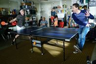 Life in Pieces – Grosse Ping-Pong-Revanche: Colin Hanks (vorne) als Greg, James Brolin als John, Zoe Lister-Jones als Jen, Dianne Wiest als Joan, Thomas Sadoski (vorne) als Matt, Betsy Brandt (sitzend im Hintergrund) als Heather, Dan Bakkedahl als Tim