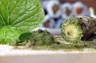 Zu Tisch ... – So wird Wasabi weiterverarbeitet: Das Kreuzblütengewächs wird zerrieben.