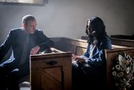 Detective Grace – DSI Roy Grace (John Simm, l.) ist sich nicht sicher, ob er Ashley Haynes (Alisha Bailey, r.) trauen kann.