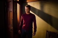 Safe House – Tom Brook (Stephen Moyer) glaubt den Entführer zu kennen. Doch er braucht noch mehr Indizien, um wirklich sicher zu sein.