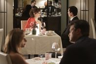 Castle – Richard (Nathan Fillion, r.) hat ein Date mit der attraktiven Amanda Livingston (Sarah Brown, l.) während sich Kate (Stana Katic, hinten M.) mit dem Feuerwehrmann Brad Dekker (Scott Elrod, hinten r.) trifft.