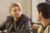 Danni Lowinski – Mehmet (Hüseyin Ekici, r.), der wegen Belästigung einer Lehrerin von der Schule verwiesen wurde, sucht Hilfe bei Danni (Annette Frier, l.). Gemeinsam ziehen sie vor Gericht, um Unschuld zu beweisen ...