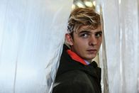 Alex Rider – Ohne auf Unterstützung durch die Regierung hoffen zu können, ist Alex (Otto Farrant) gezwungen, selbst nach Antworten zu suchen.