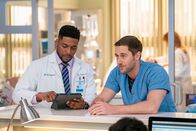 New Amsterdam – (v.li.) Jocko Sims (Dr. Floyd Reynolds), Ryan Eggold (Dr. Max Goodwin).