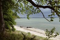 Wilde Ostsee – Die Ostsee ist das jüngste Meer der Erde und erst nach der letzten Eiszeit entstanden. Es scheint so vertraut, bietet aber viele Überraschungen. Wind und Wellen formen bis heute die Ufer der Ostsee. Die erste Folge führt von Dänemarks Nordspitze, über die Halbinsel Darß und die Kurische Nehrung bis zu den endlosen Stränden Lettlands. - Foto: Rügen.