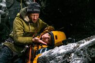 Der Bergdoktor – Nach ihrem Sturz in eine Felsplatte versucht Hans (Heiko Ruprecht) die verletzte Johanna Kirchner (Liliane Zillner) zu bergen.