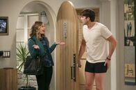 Two and a Half Men – Für Walden (Ashton Kutcher, r.) und Alan kommen große Probleme mit Sozialarbeiterin Ms. McMartin (Maggie Lawson, l.) ins Haus ...