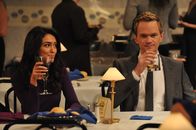 How I Met Your Mother – Wie wird es mit Barney (Neil Patrick Harris, r.) und Nora (Nazanin Boniadi, l.) nur weitergehen?; Wie wird es mit Barney (Neil Patrick Harris, r.) und Nora (Nazanin Boniadi, l.) nur weitergehen?