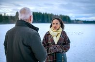 Sturm der Liebe – Nicole (Dionne Wudu, r.) muss vor Alfons (Sepp Schauer, l.) verheimlichen, dass sie das verschwundene Shuttle entdeckt hat.