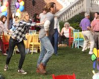 The Mick – Mickey (Kaitlin Olson, l.) muss schnell handeln. Hierbei muss ihr Freund Jimmy (Scott MacAthur, r.) dran glauben ...