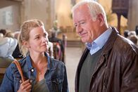 Fuchs und Gans – ARD HEITER BIS TÖDLICH - FUCHS UND GANS, FOLGE 1 (WH.), "12 Uhr Mittags" Uhr im ERSTEN. Emily (Mira Bartuschek, l.) ist es gelungen, den Ermittlerinstinkt in Urban Fuchs (Peter Bongartz, r.) zu wecken. Gemeinsam fahnden sie nach dem Mörder des Uhrmachers.