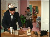 Diagnose: Mord – Mark Sloan (Dick Van Dyke, l.) wird von einem Wachmann dabei ertappt, wie er als "Blinder" versucht, das Alibi einer Mörderin zu erschüttern.