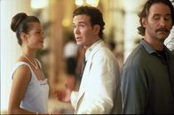 French Kiss – Luc Teyssier (Kevin Kline, r.) versucht mehr über die Liebelei zwischen Juliette (Suzan Anbeh, l.) und Charlie (Timothy Hutton, M.) herauszufinden. Unauffällig versucht er, sich an die beiden heranzuschleichen.
