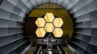 Spacetime – Der Spiegel des James Webb Weltraumteleskops hat einen Durchmesser von sechs Komma sechs Metern und besteht aus achtzehn Segmenten, die wie eine Honigwabe zusammengesetzt sind. Die Forscher hoffen, damit Dinge zu sehen, von denen die Menschheit bisher nur eine vage Ahnung hat. Besonders interessant ist der Blick in die Frühzeit des Universums, kurz nach dem Urknall.