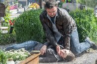 Der Bergdoktor – Als Martin (Hans Sigl) zum Friedhof kommt, findet er die bewusstlose Lena (Sarah Zaharanski).