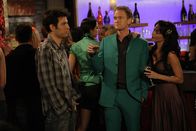 How I Met Your Mother – St. Patrick's Day: Ted (Josh Radnor, l.) hat keine Lust, an einer der verrückten Partys dieses Tages teilzunehmen. Doch als Barney (Neil Patrick Harris, 2.v.r.) bei ihm mit zwei scharfen Mädels auftaucht, beschließt er, sich dem Trio anzuschließen ...