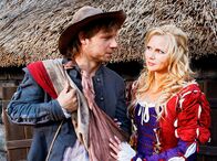 Das blaue Licht – Der Soldat Jakob (Christoph Letkowski) und die schöne Hexe (Veronica Ferres).