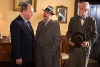 Father Brown – Inspector Mallory (Jack Deam, M.) befragt Robert Twyman (Robert Daws, l.), den Vater des Toten. Beide können sich nicht erklären, wie sich der Mörder Zugang zu dem Haus verschaffen konnte. Der Psychoanalytiker Mordaunt Jackson (Paul Bown, r.) kommt hinzu.