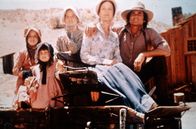 Unsere kleine Farm – (v.l.n.r.) Laura Ingalls (Melissa Gilbert); Carrie Ingalls (Lindsay Sidney Greenbush); Mary Ingalls (Melissa Sue Anderson); Caroline Ingalls (Karen Grassle); Charles Ingalls (Michael Landon)