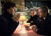 Sherlock – John Watson (Martin Freeman, re.) will eigentlich seiner Geliebten Mary (Amanda Abbington) einen Heiratsantrag machen, als plötzlich der tot geglaubte Sherlock (Benedict Cumberbatch) auftaucht.