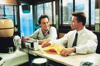Red Heat – Seine Flucht ins amerikanische 'Exil' hilft dem russischen Drogendealer Viktor Rostavili herzlich wenig: Nicht nur, dass ihm Ivan Danko (Arnold Schwarzenegger, r.), der beste Mann der Mordkommission von Moskau, nach Amerika folgt, sondern nun bekommt er es auch noch mit Art Ridzik (James Belushi, l.), dem besten Polizisten Chicagos, zu tun.