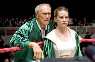 Million Dollar Baby – Maggie (Hilary Swank) trägt vor dem Kampf einen grünen Umhang, den sie von ihrem Trainer Frankie (Clint Eastwood) geschenkt bekommen hat.