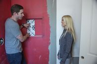 Die Super-Makler - Top oder Flop? – Das Design soll stimmig sein, deshalb entscheiden sich Tarek (l.) und Christina (r.), das Fliesenmuster als ein wiederkehrendes Designelement einzusetzen - nicht nur im Badezimmer.