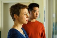 Rentnercops – Vicky (Katja Danowski, l.) und Hui (Aaron Le, r.) beobachten das Verhör.