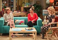 The Big Bang Theory – (v.l.n.r.) Christine Baranski als Beverly, Kaley Cuoco als Penny und Melissa Rauch als Bernadette