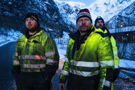 Ice Road Rescue - Extremrettung in Norwegen – Thord, Terje und ein weiterer Retter aus Thords Werkstatt, Domenic, beobachten die Rettungsaktion.