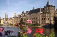 Stadt Land Kunst – Den Haag ist das Zentrum der politischen Macht der Niederlande. Hier befindet sich der Binnenhof, der die beiden Kammern des Parlaments sowie den Amtssitz des Ministerpräsidenten im sogenannten kleinen Turm beherbergt.