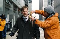 The Weather Man – Regisseur Gore Verbinski, r. legt Hand bei Nicolas Cage, r. an