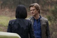 MacGyver – MacGyver (Lucas Till) und Desi (Levy Tran)