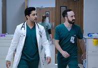 Atlanta Medical – Dr. Devon Pravesh (Manish Dayal, l.); Dr. Irving Feldman (Tasso Feldman)